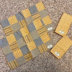 2 placemats and 2 napkins